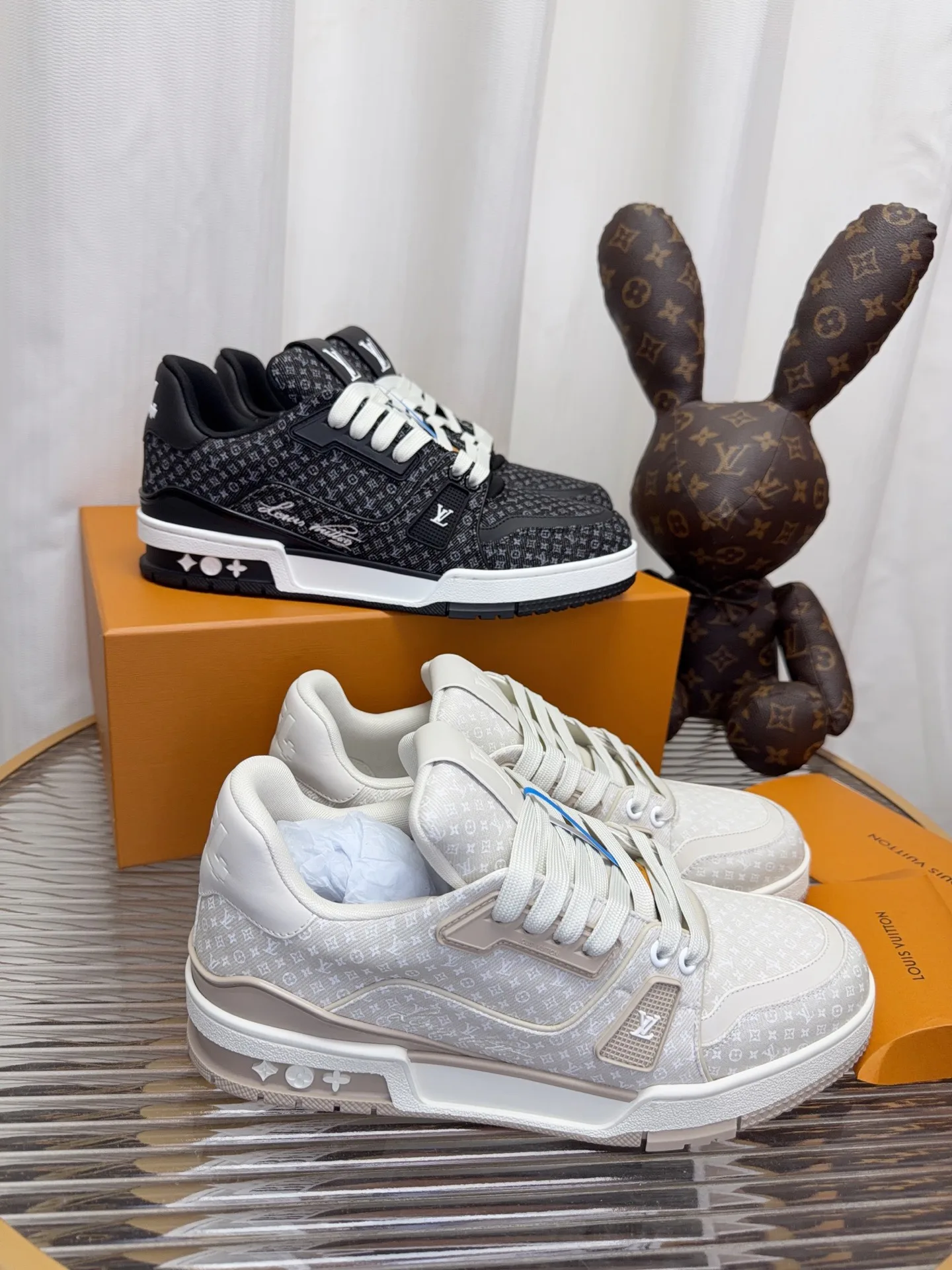 Women's Sneakers LOUIS VUITTON 18234386