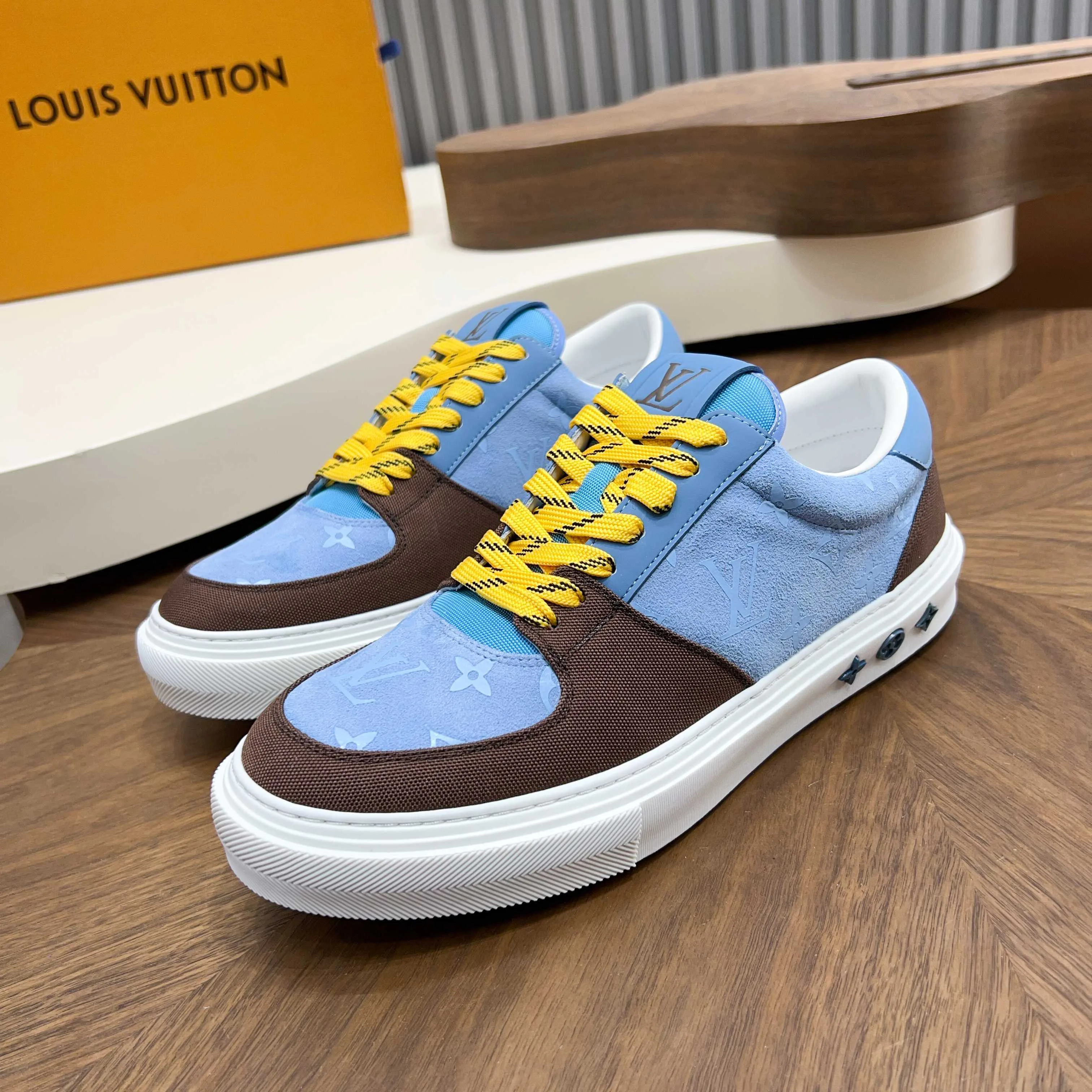 Men's Sneakers LOUIS VUITTON 18117096
