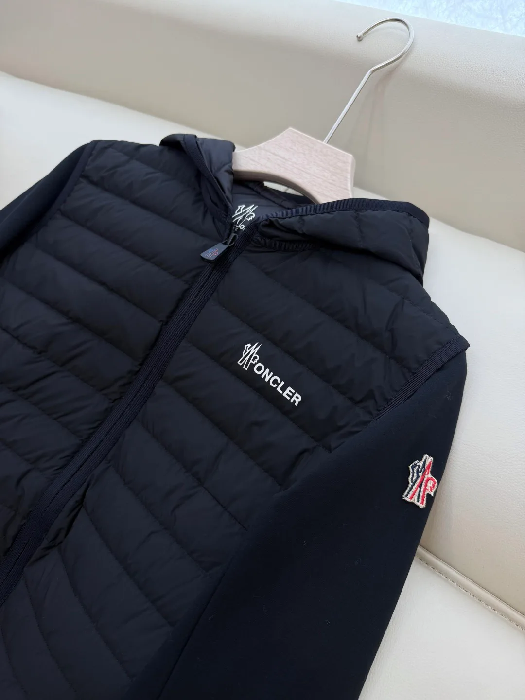 Women's Jackets And Down Jackets MONCLER 18512976