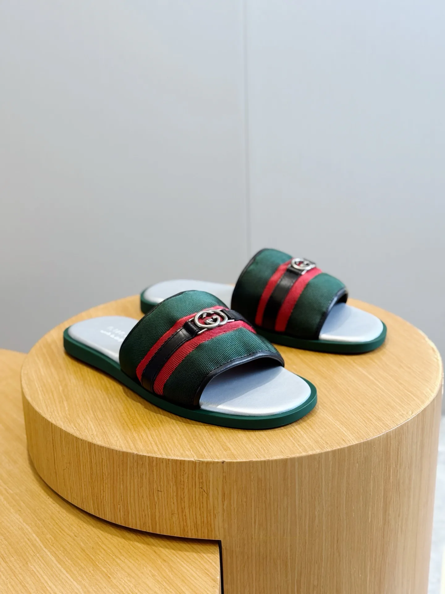 Men's Flip-Flops GUCCI 17349626