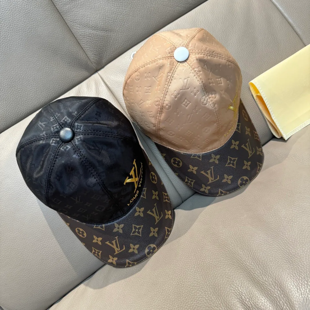 Hats LOUIS VUITTON 18347060