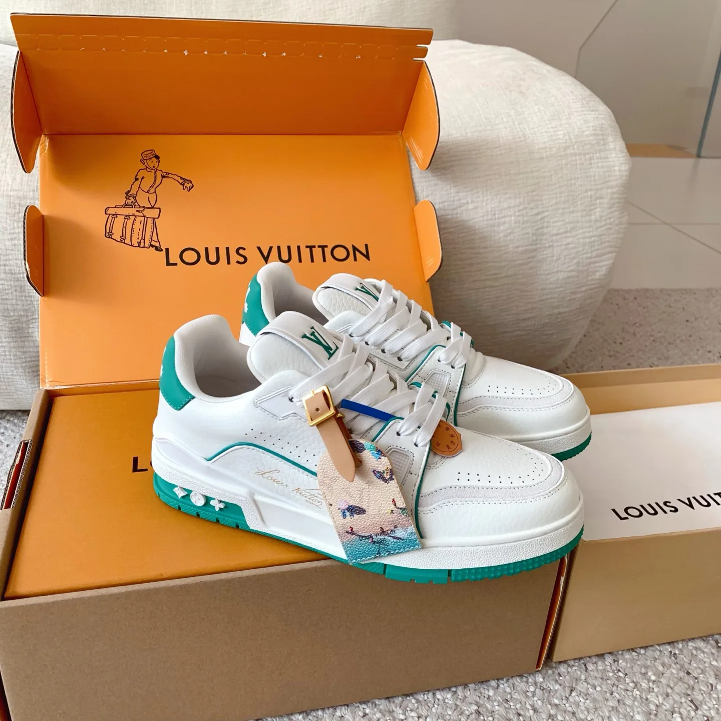 Women's Sneakers LOUIS VUITTON 18375830