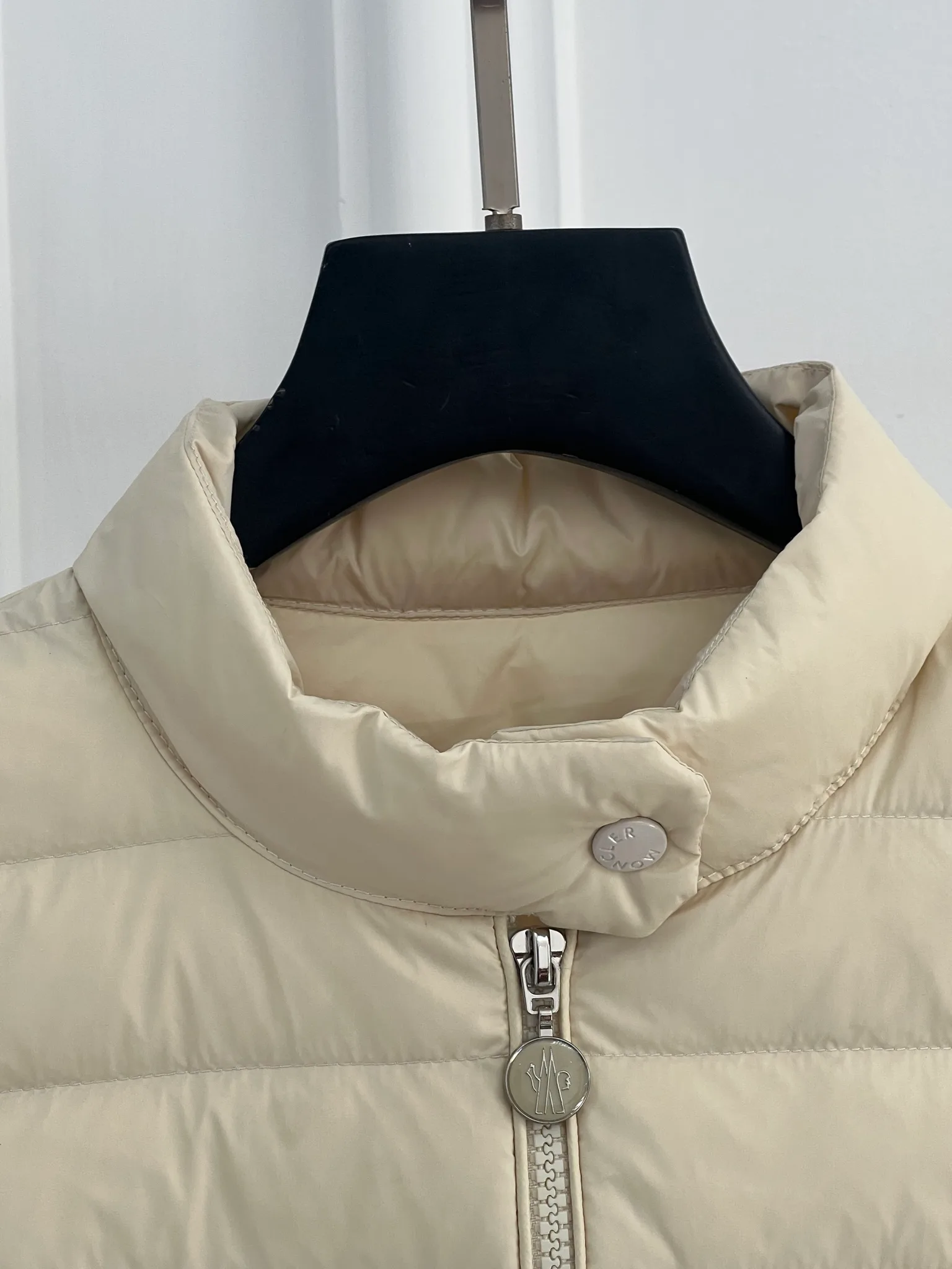 Women's Jackets And Down Jackets MONCLER 18416157