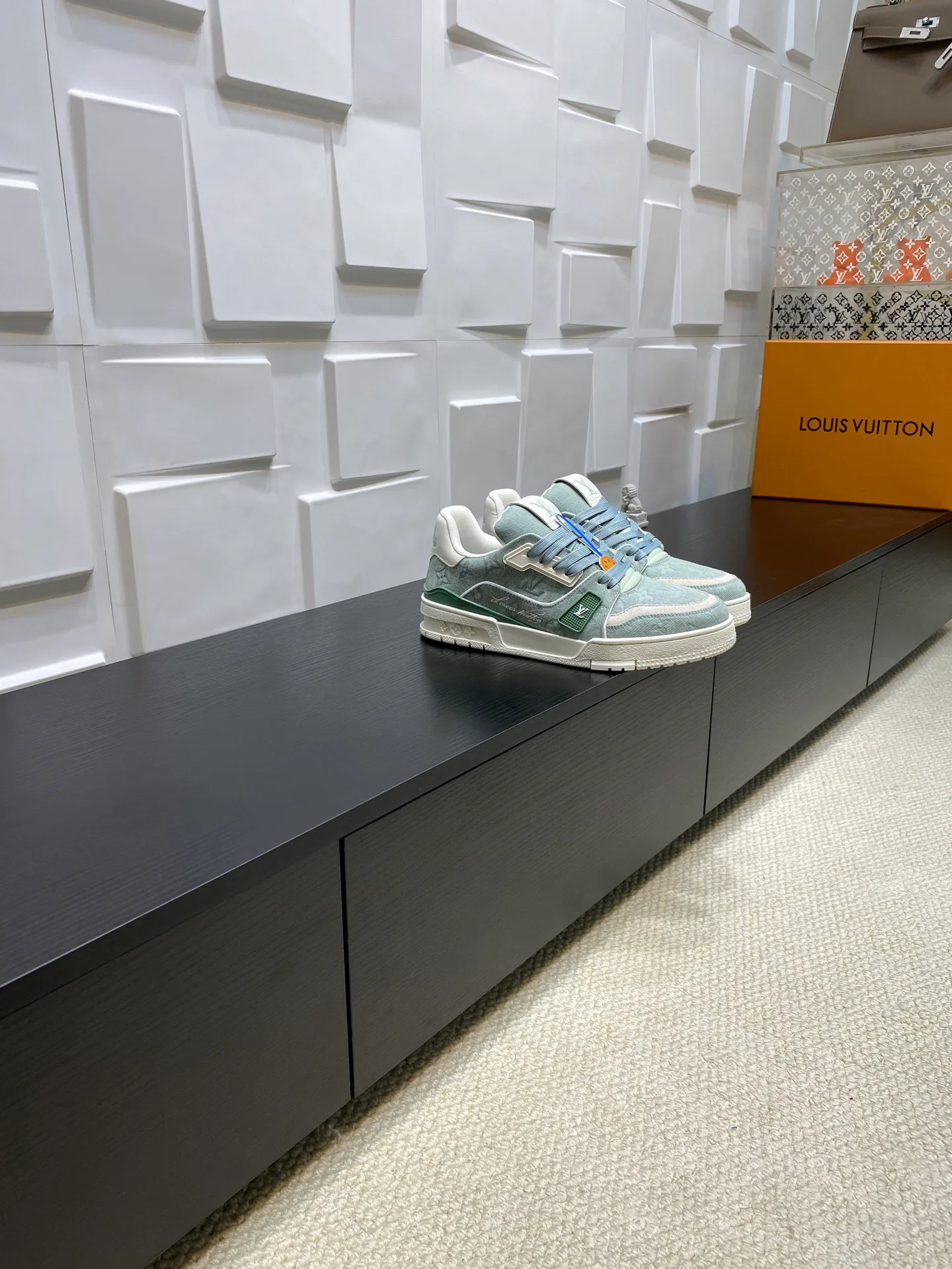Women's Sneakers LOUIS VUITTON 17969026