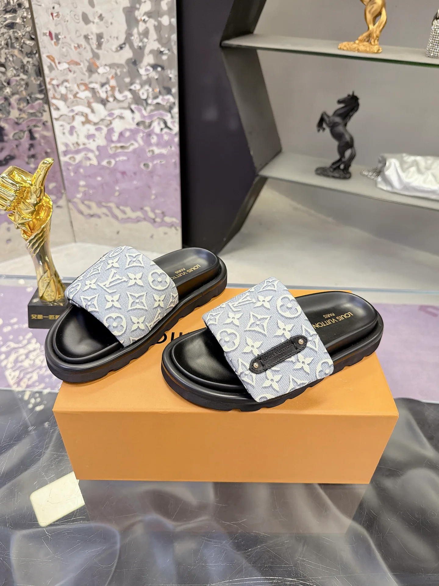 Women's Flip-Flops LOUIS VUITTON 17740581