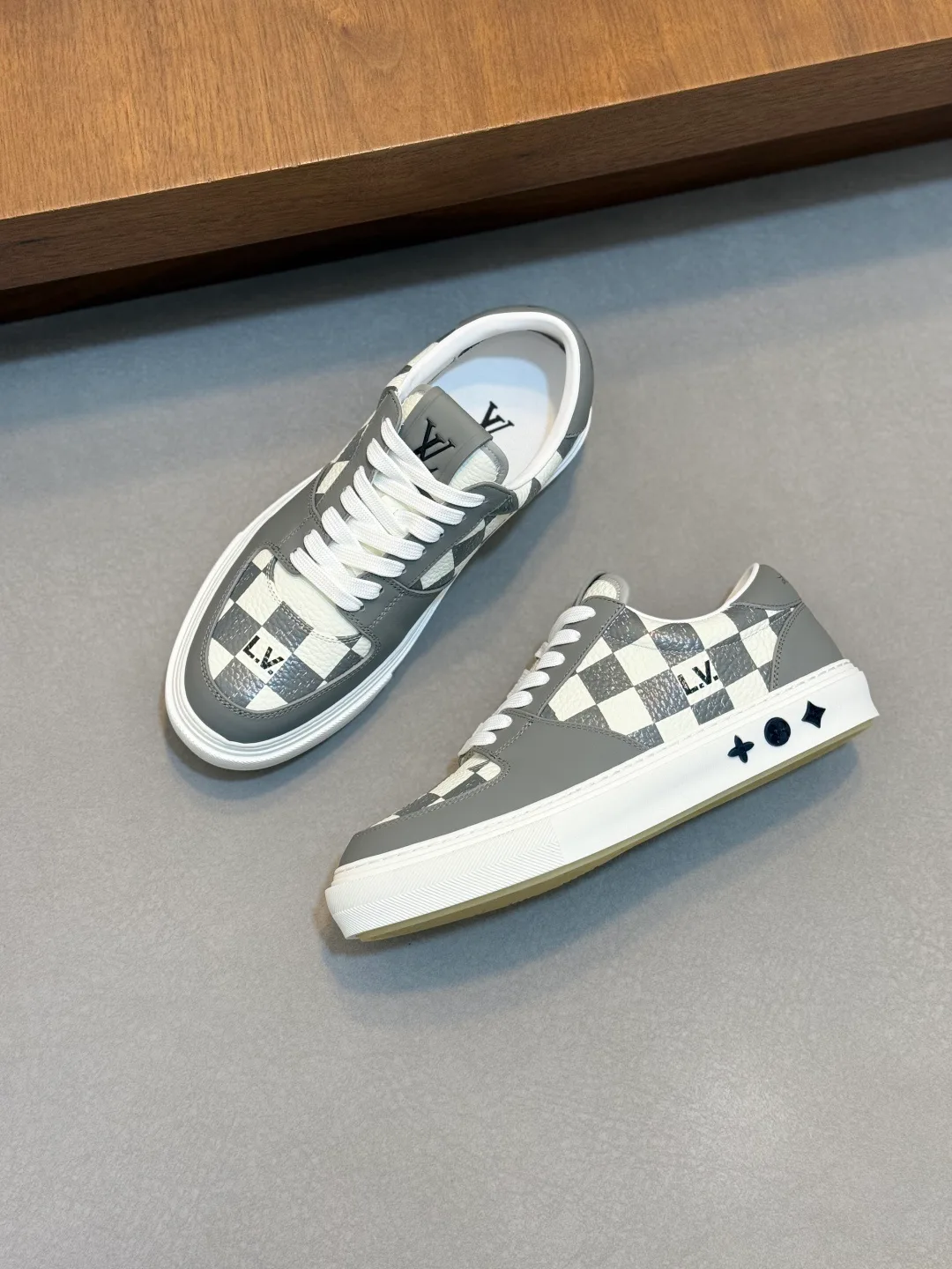Men's Sneakers LOUIS VUITTON 17447610