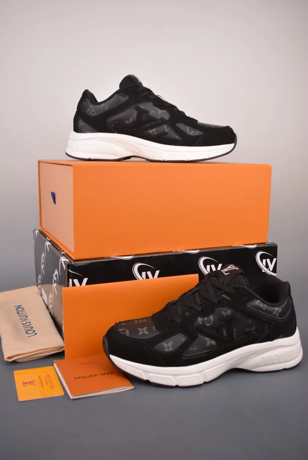 Men's Sneakers LOUIS VUITTON 17429977