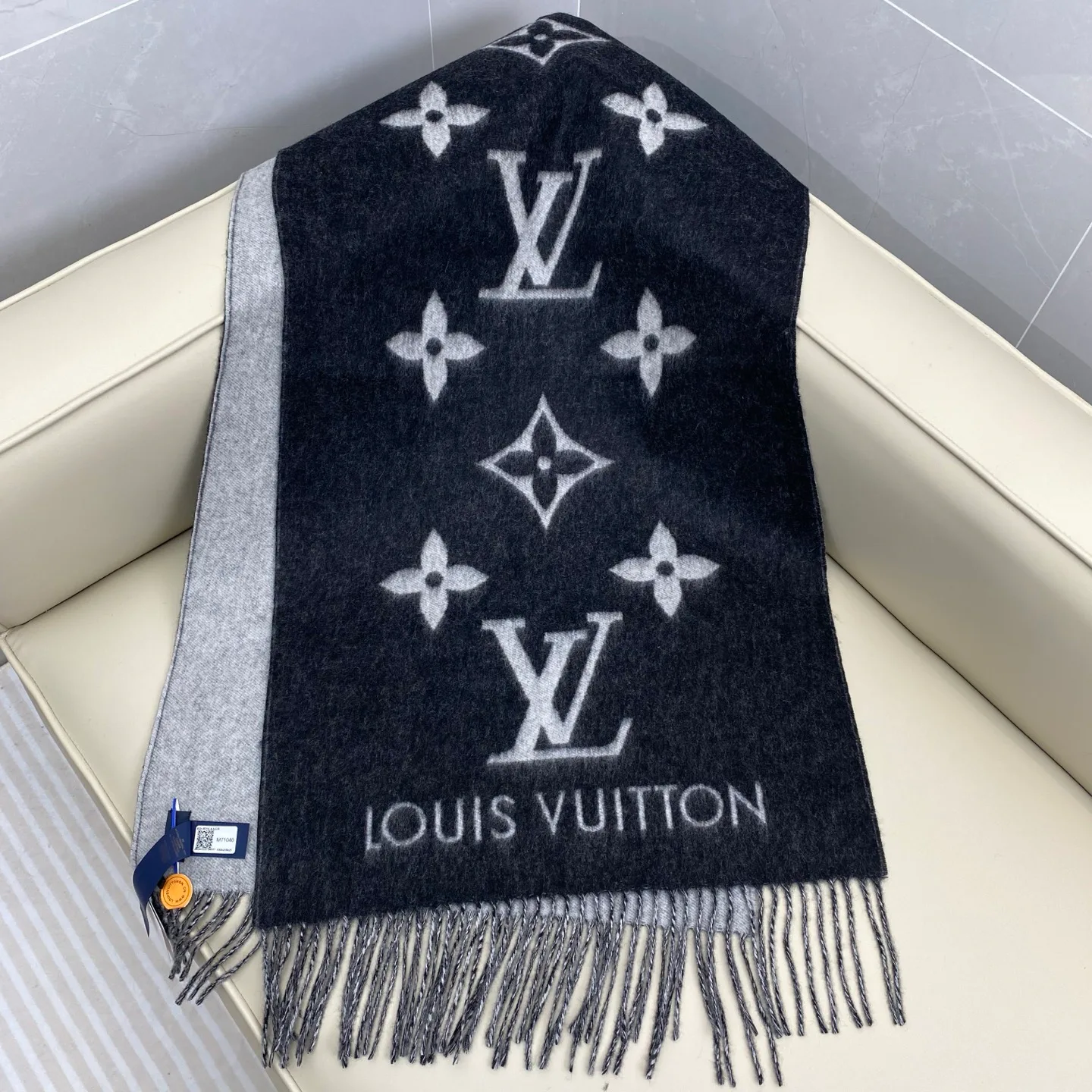 Scarves LOUIS VUITTON 18105569