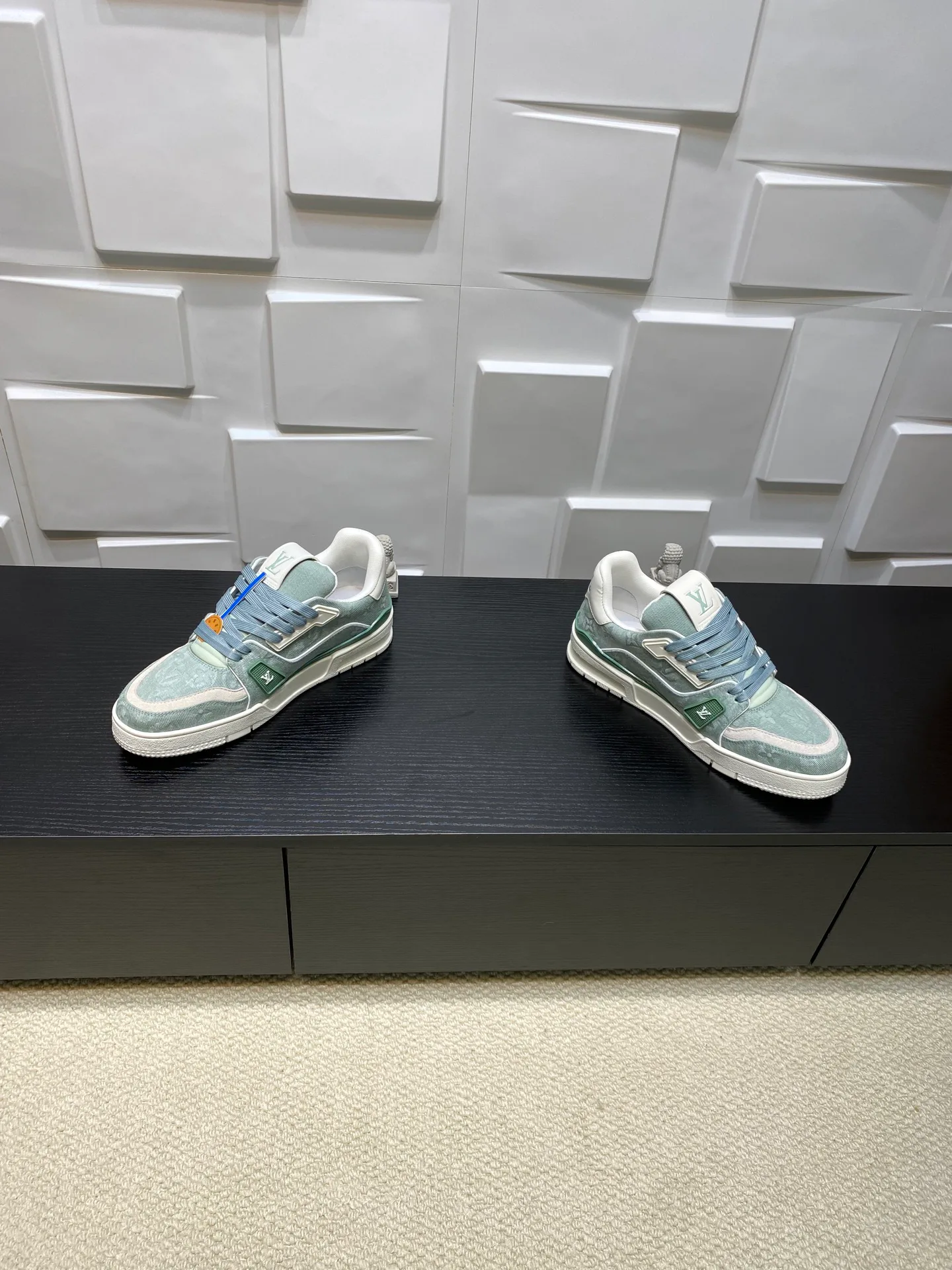 Women's Sneakers LOUIS VUITTON 17969026