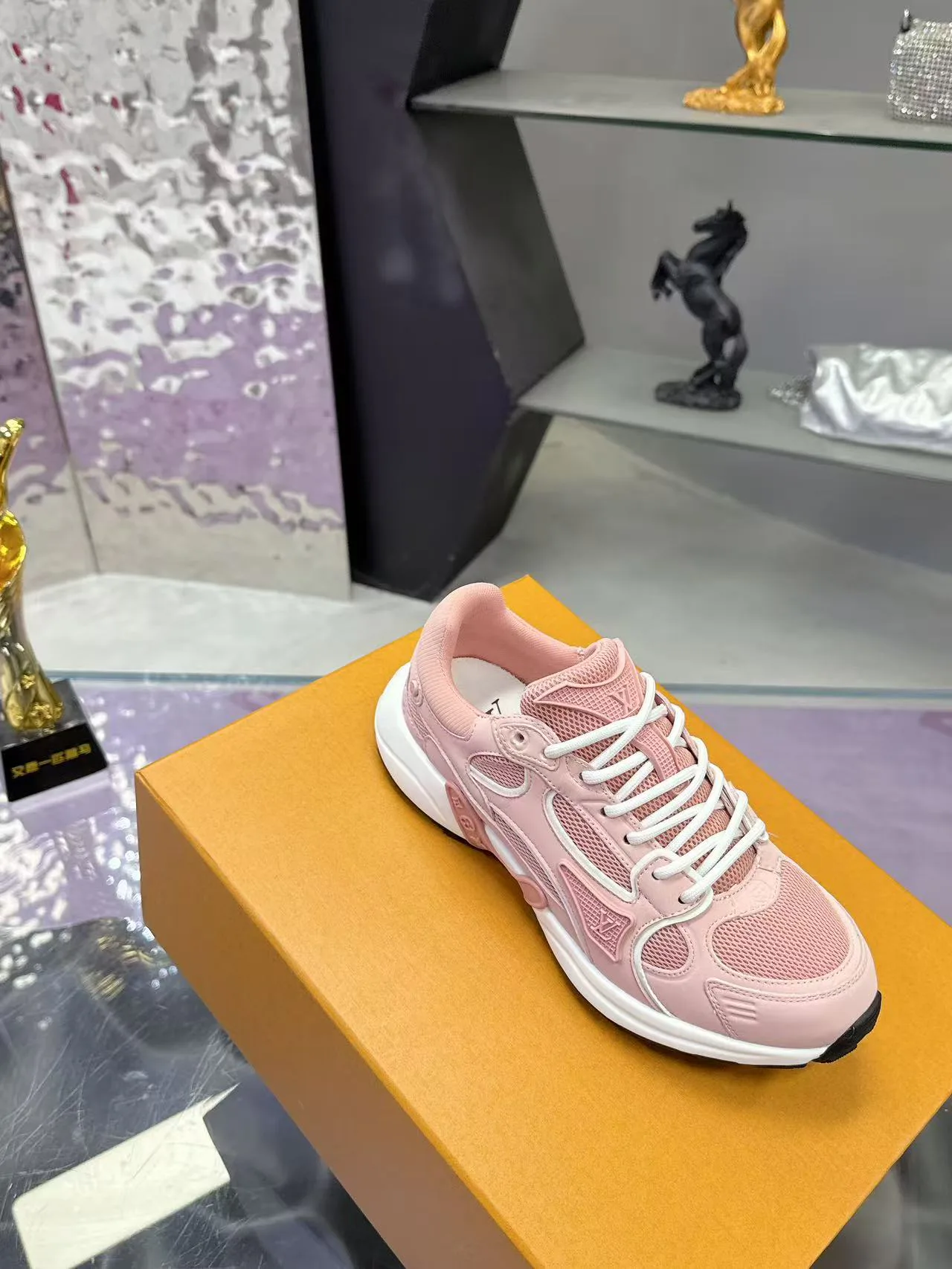Women's Sneakers LOUIS VUITTON 17530425
