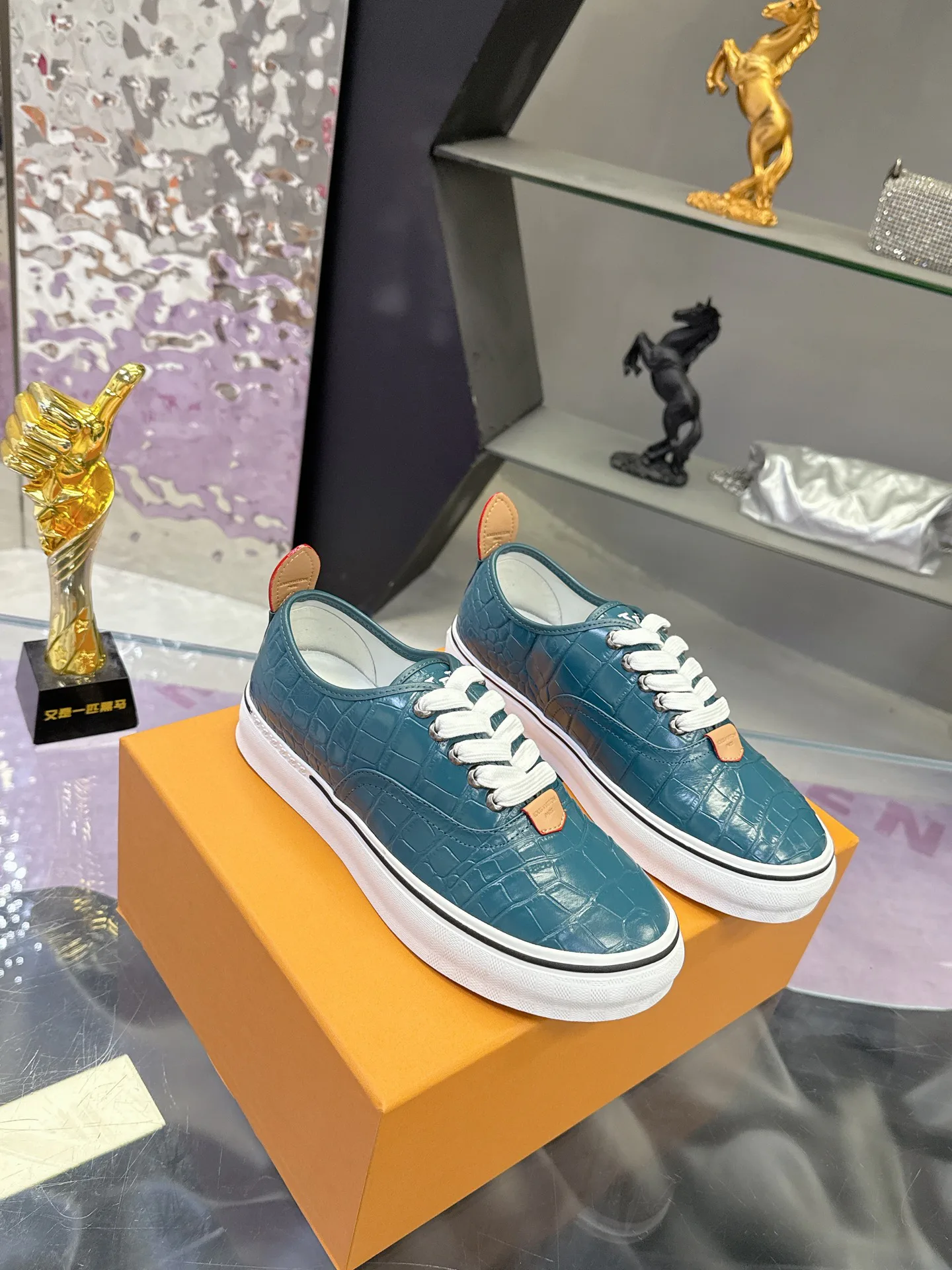 Men's Sneakers LOUIS VUITTON 17930915