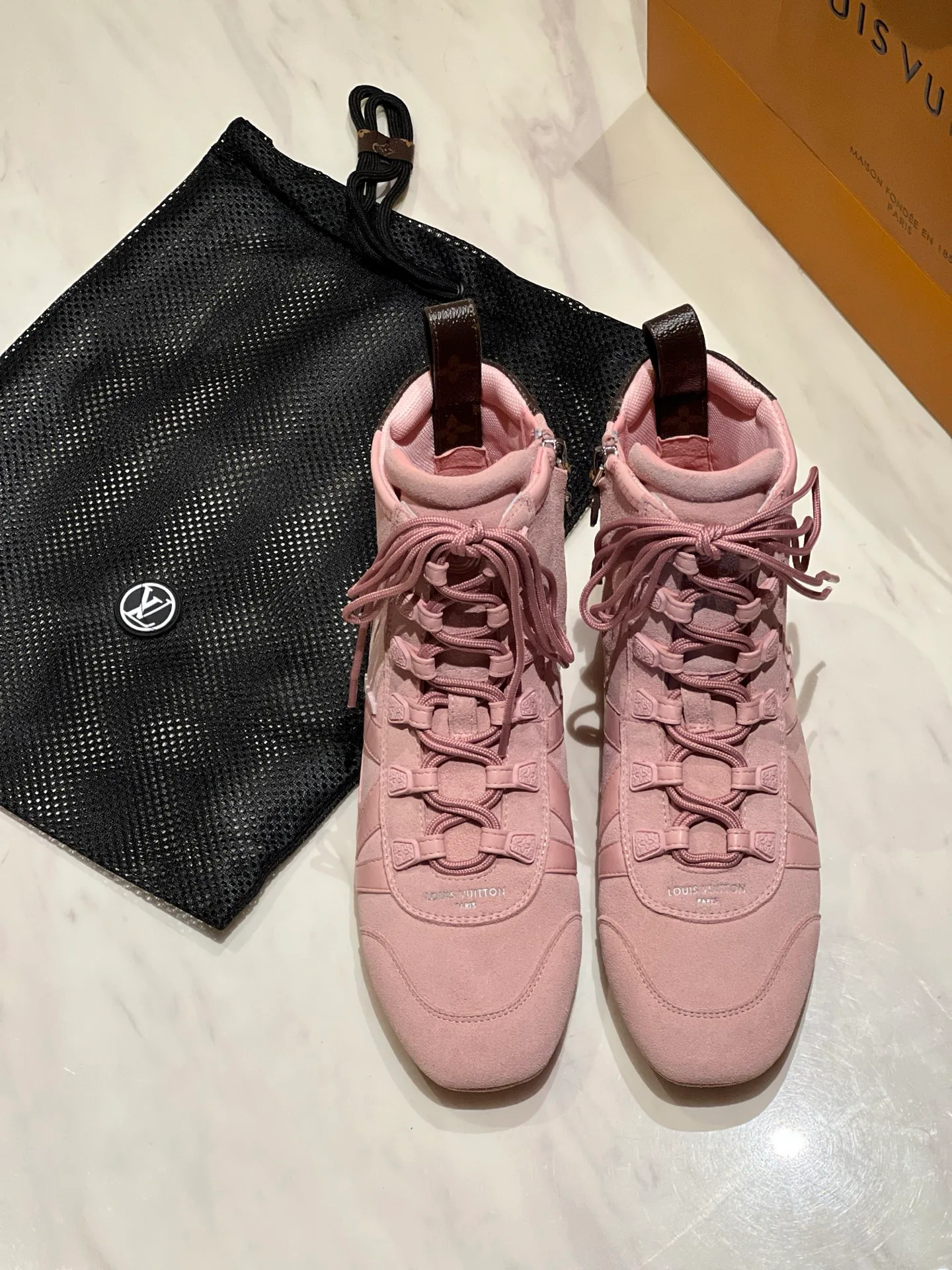 Women's Sneakers LOUIS VUITTON 18194176