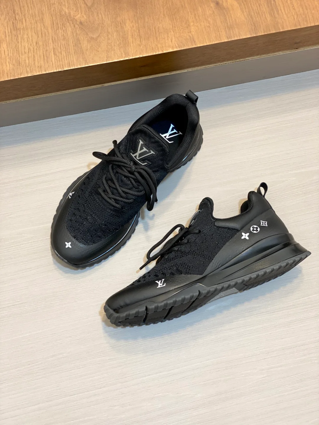 Men's Sneakers LOUIS VUITTON 18337596