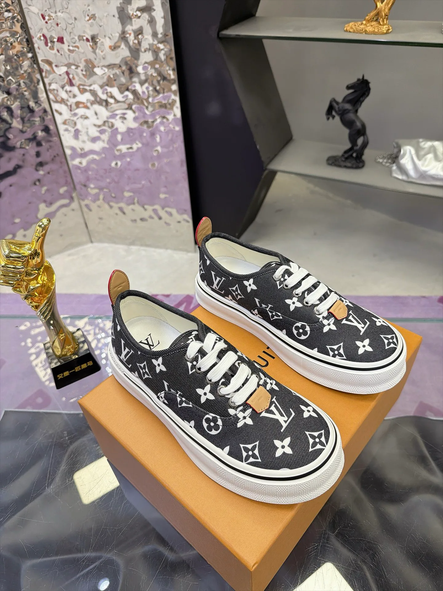 Men's Sneakers LOUIS VUITTON 17930908