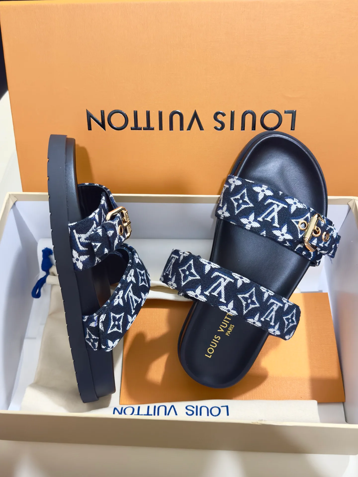 Women's Flip-Flops LOUIS VUITTON 18073420