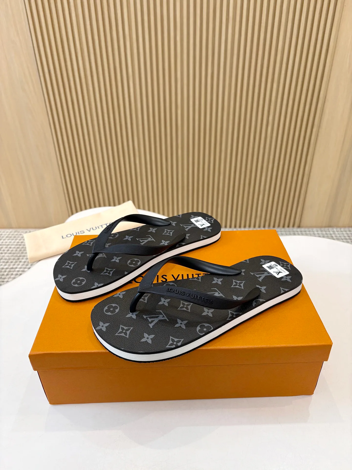Men's Flip-Flops LOUIS VUITTON 18025536