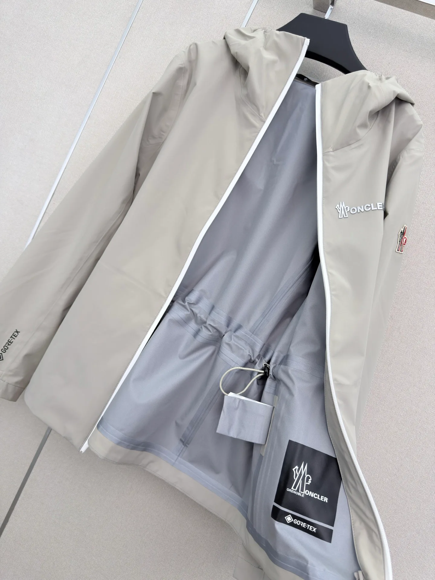 Women's Jackets And Down Jackets MONCLER 18501655