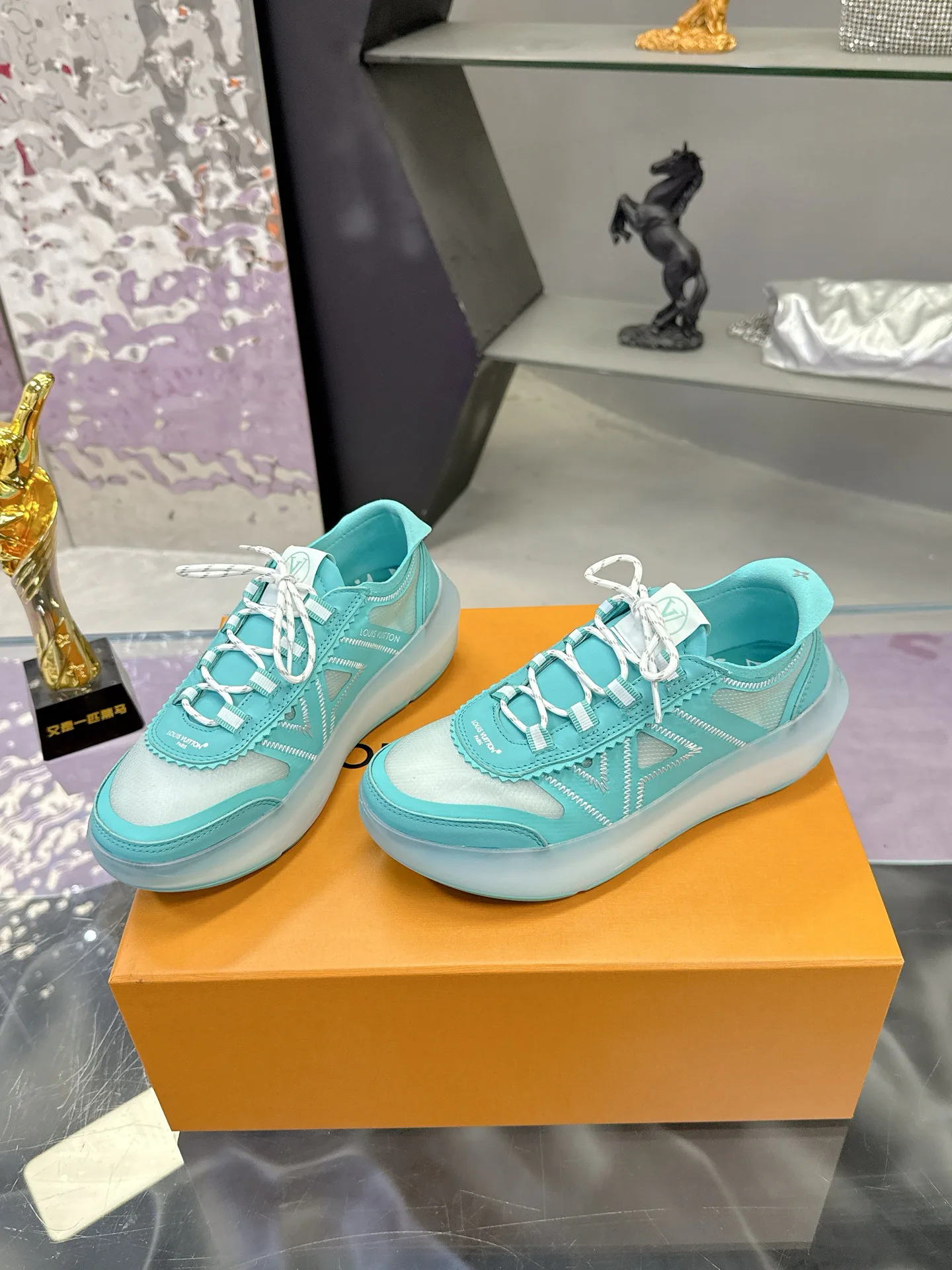 Women's Sneakers LOUIS VUITTON 17368547