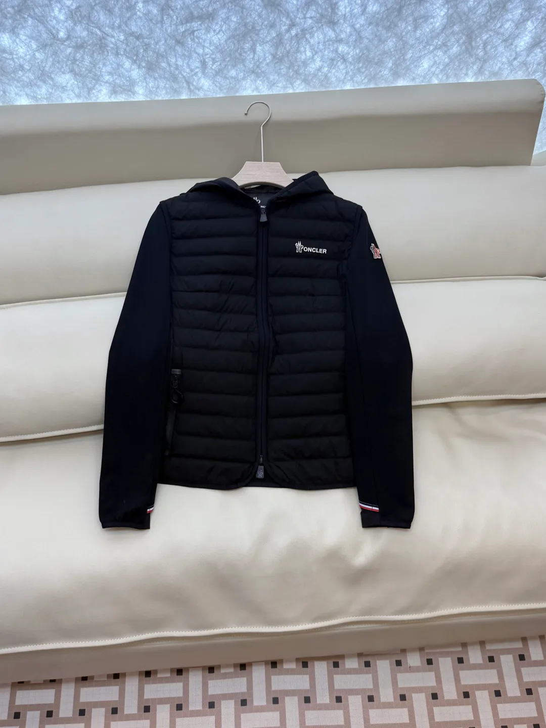 Women's Jackets And Down Jackets MONCLER 18512976