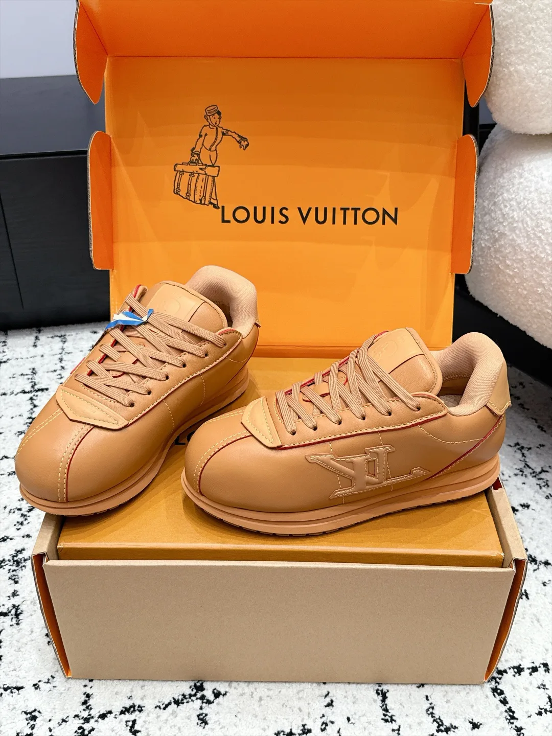 Women's Sneakers LOUIS VUITTON 18406489