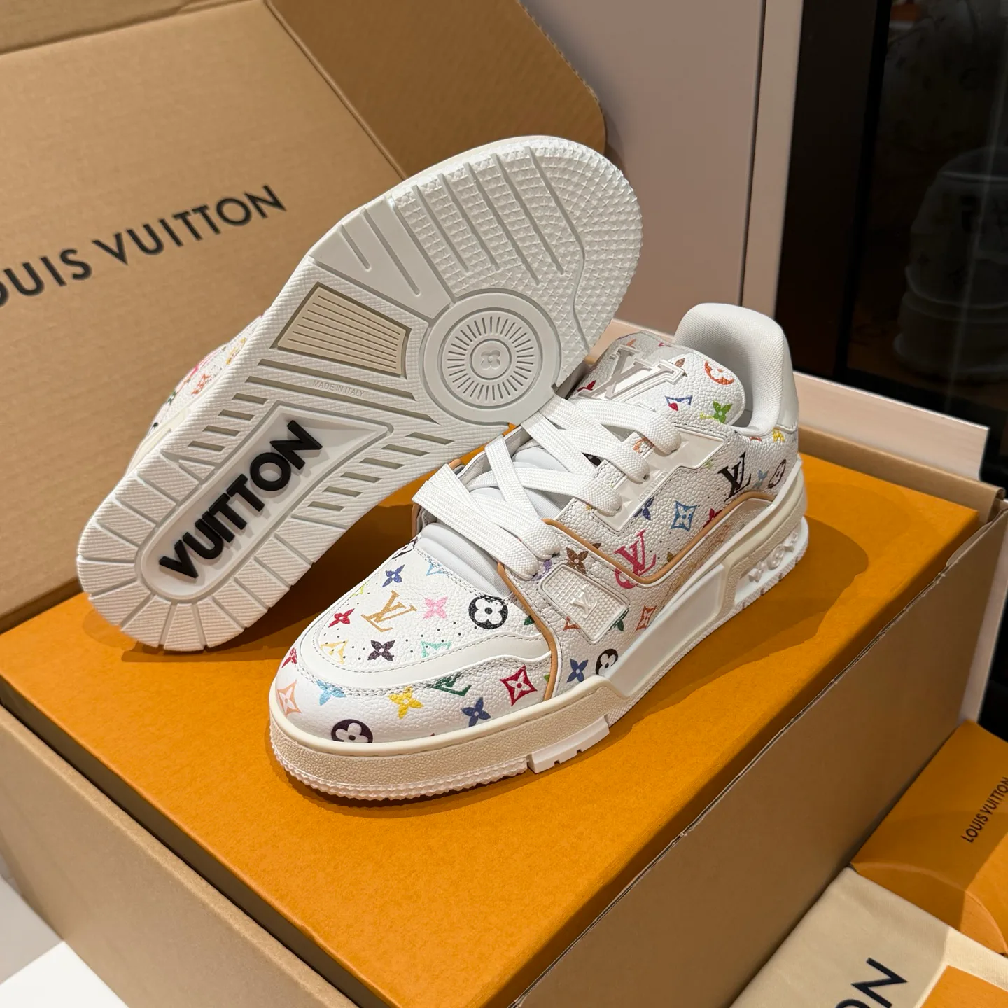 Women's Sneakers LOUIS VUITTON 18121549