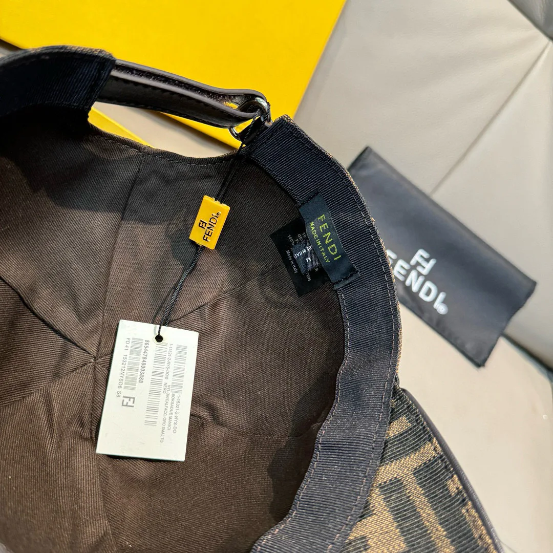 Hats FENDI 18105227