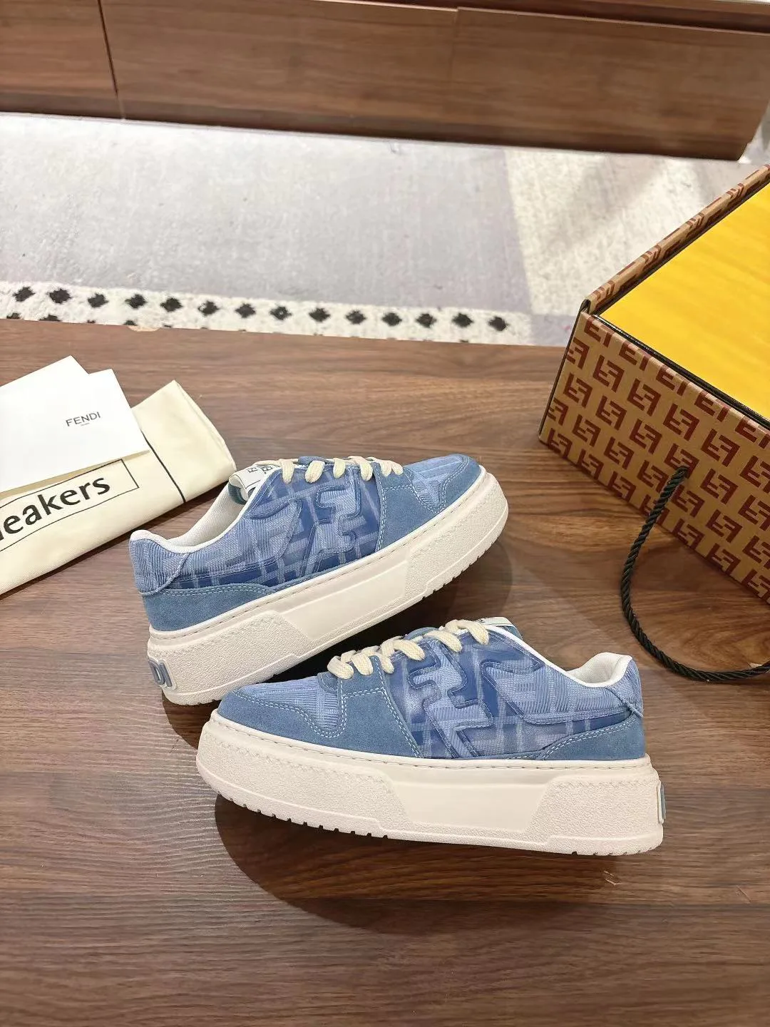 Women's Sneakers FENDI 18219638