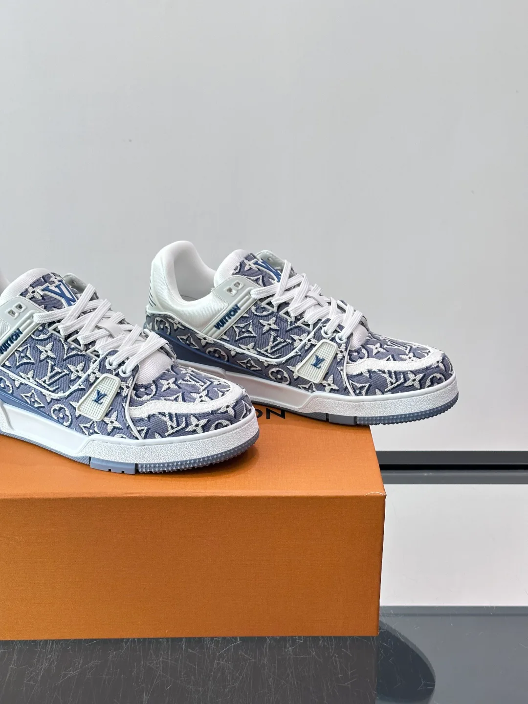 Women's Sneakers LOUIS VUITTON 18039738