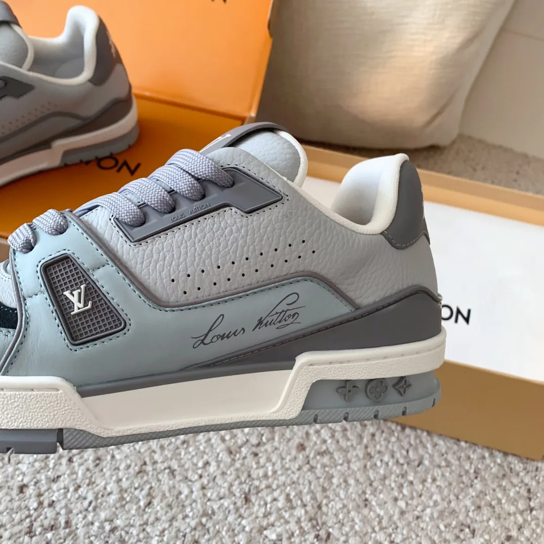 Women's Sneakers LOUIS VUITTON 17963681