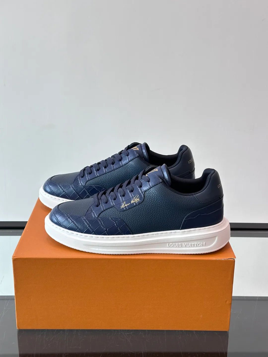 Women's Sneakers LOUIS VUITTON 18400577