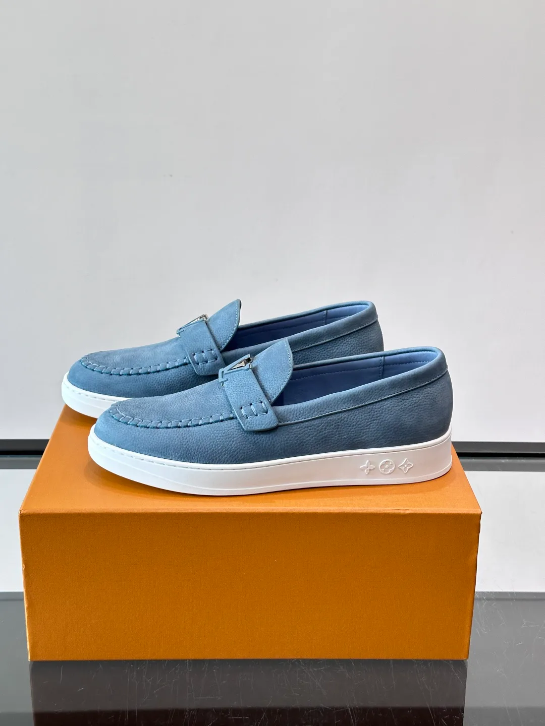 Men's Loafers And Dress Shoes LOUIS VUITTON 17411067