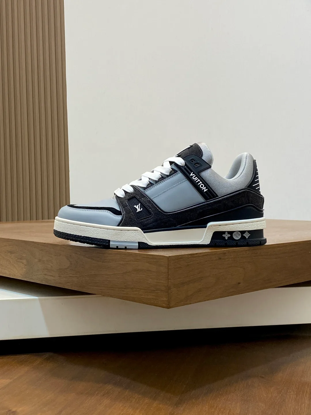 Men's Sneakers LOUIS VUITTON 18100301