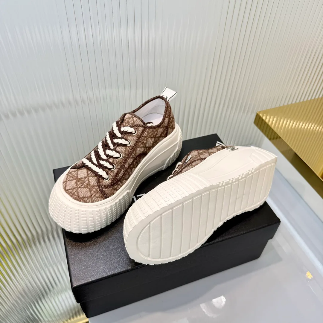 Women's Sneakers CHANEL 18366992