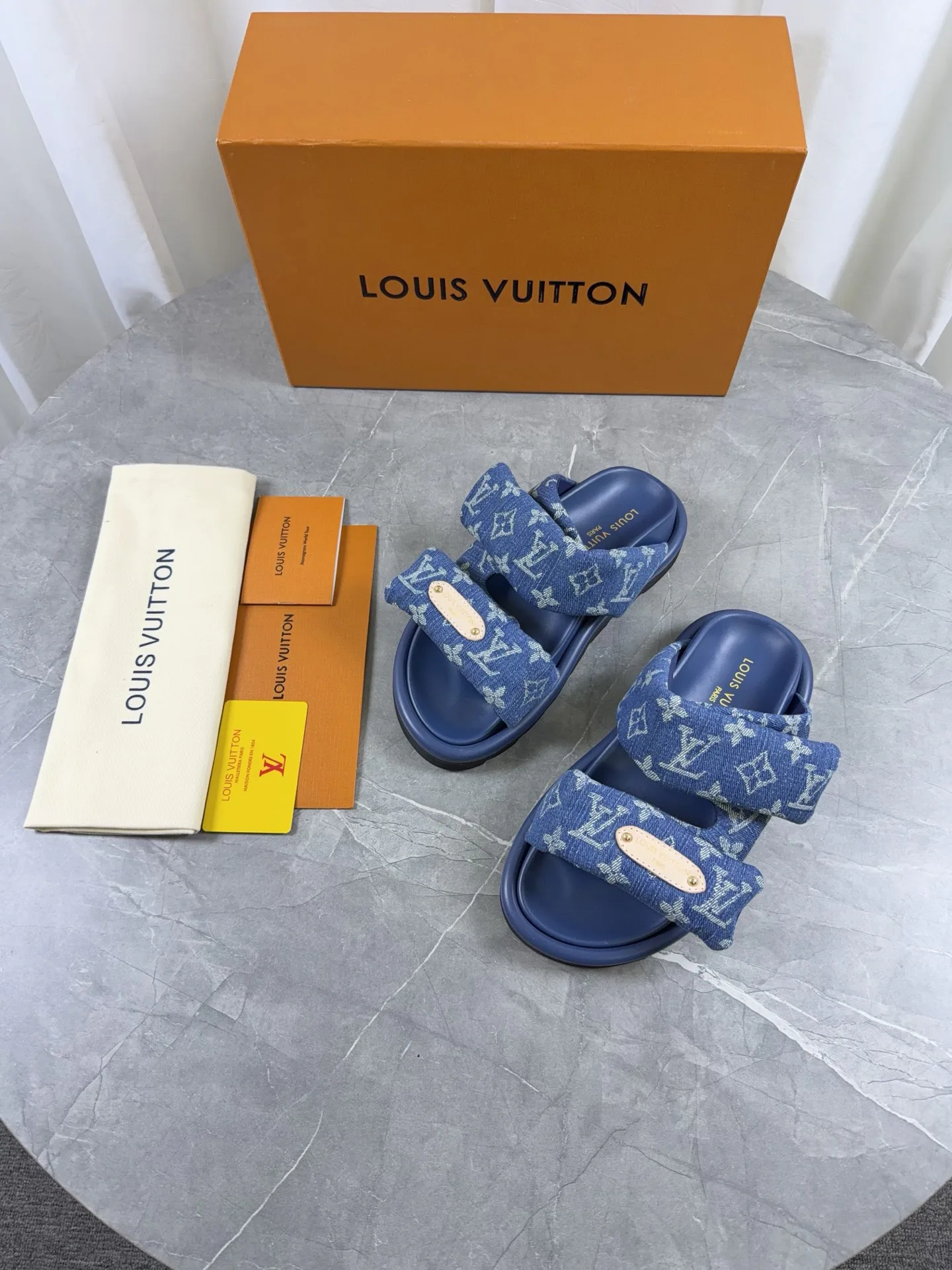 Women's Flip-Flops LOUIS VUITTON 17968796