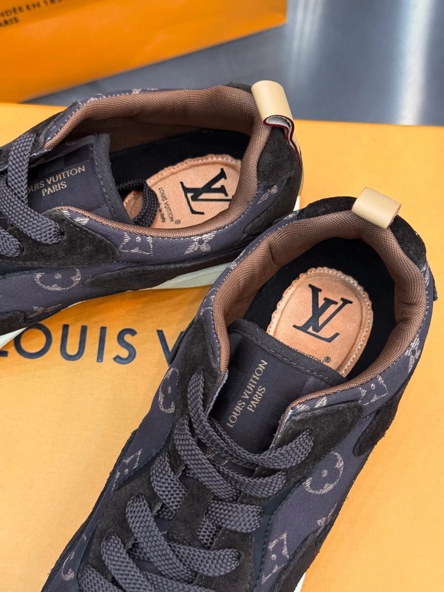 Men's Sneakers LOUIS VUITTON 18202640