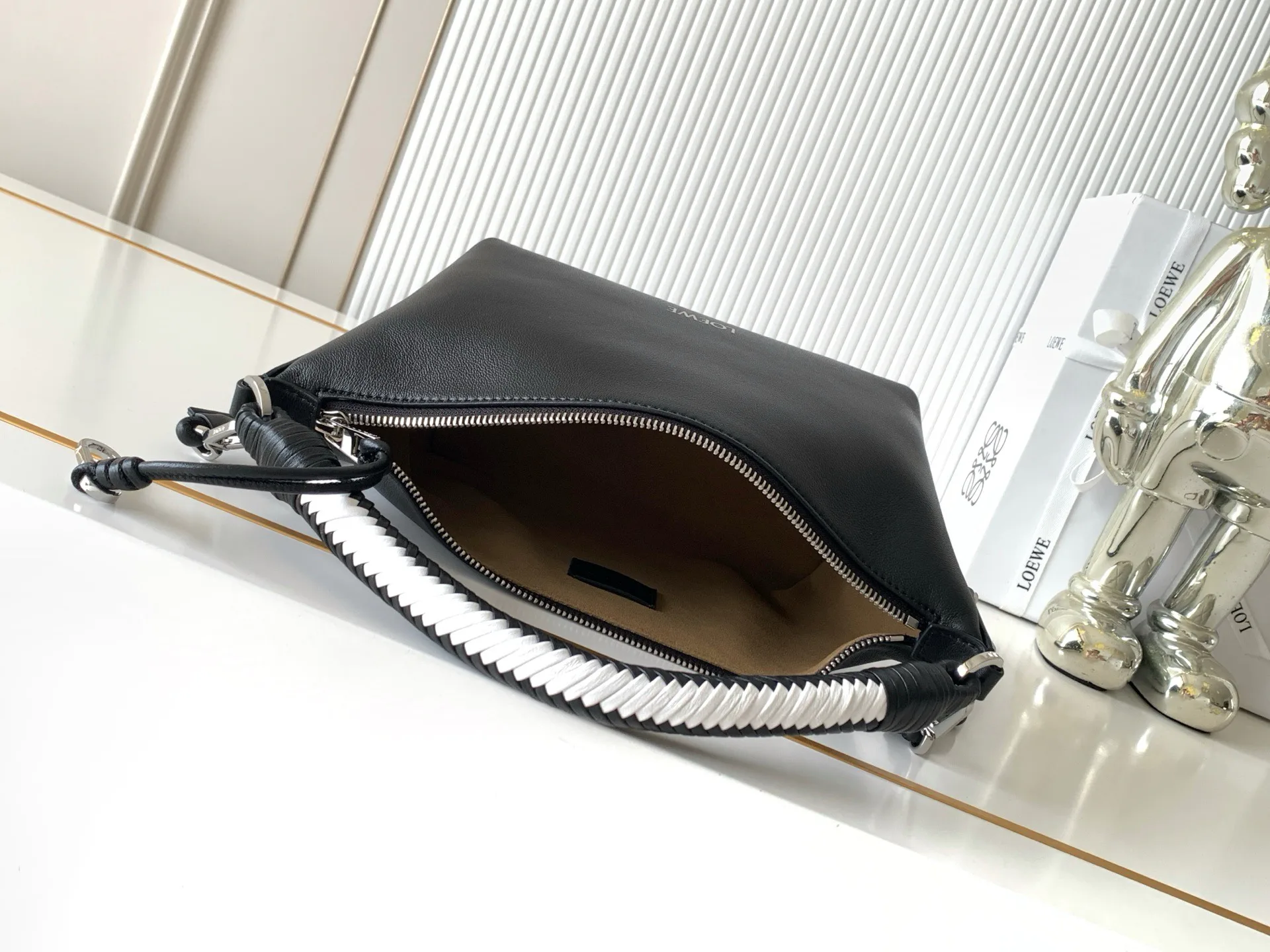 Women's Classic Handbags LOEWE 18378676