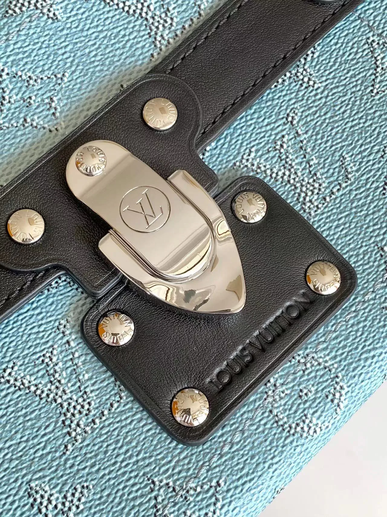 Women's Shoulder Bags LOUIS VUITTON 17949177