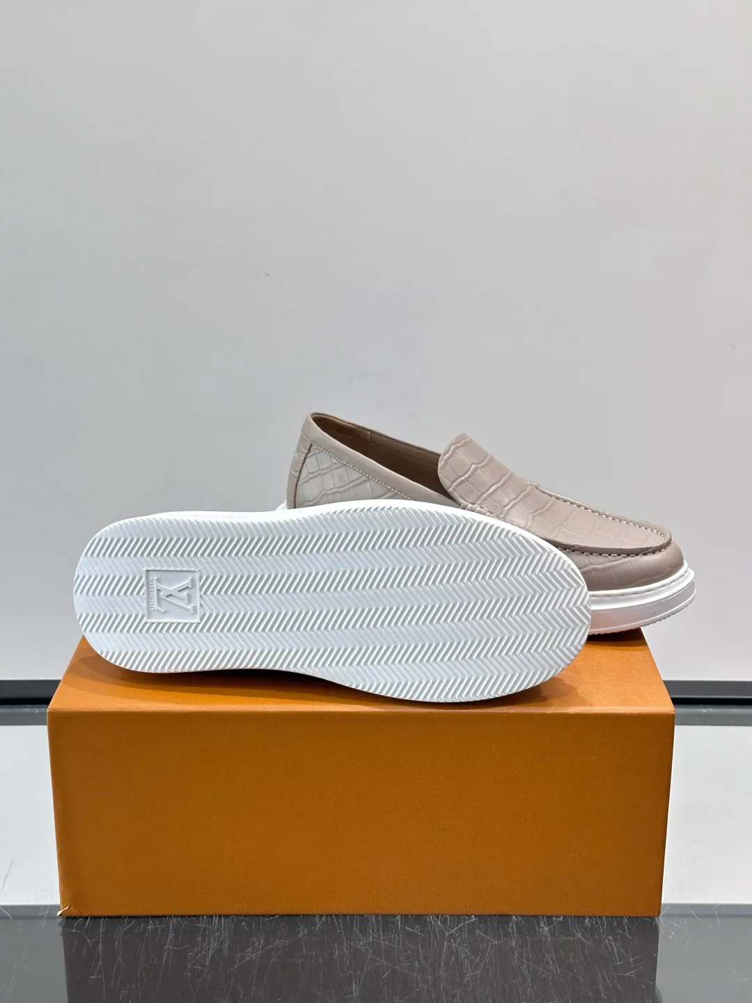 Men's Loafers And Dress Shoes LOUIS VUITTON 17806105
