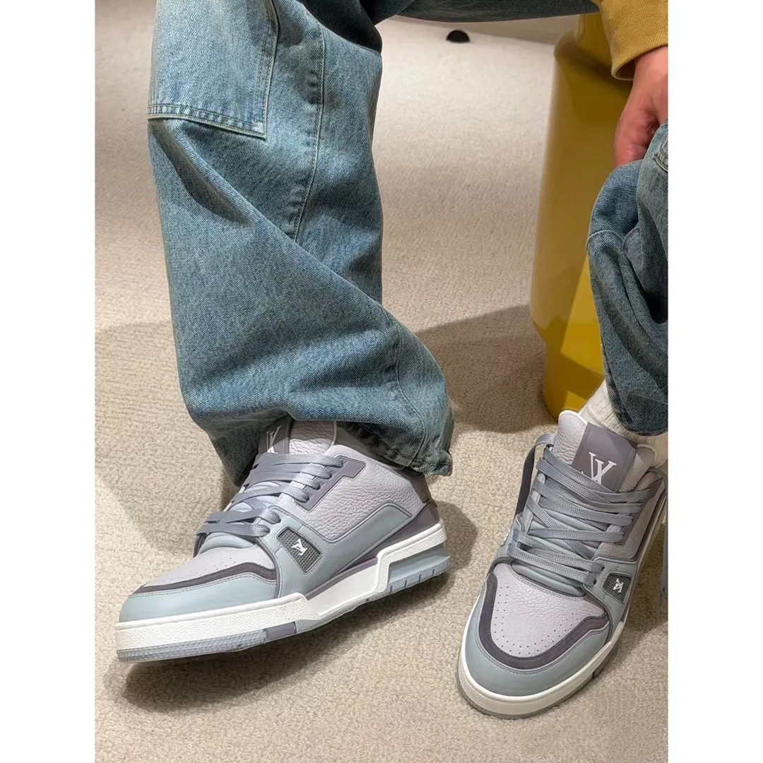 Women's Sneakers LOUIS VUITTON 17963681