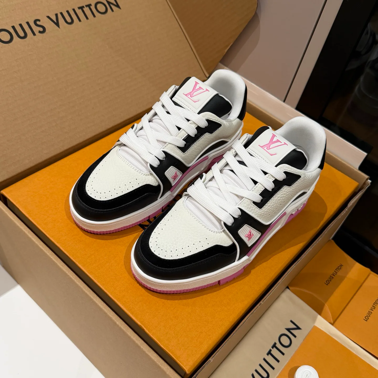 Women's Sneakers LOUIS VUITTON 18121557