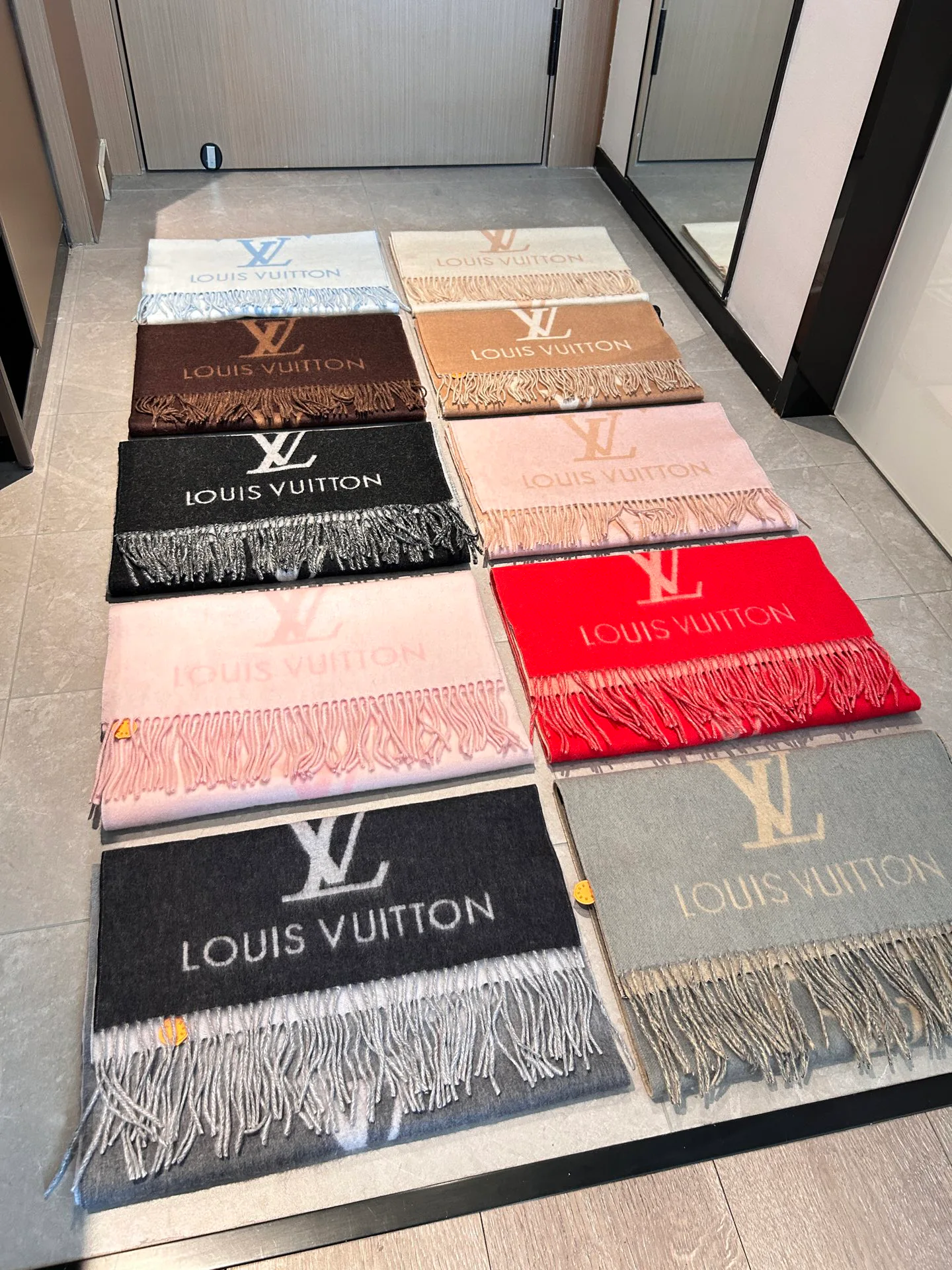 Scarves LOUIS VUITTON 18507447