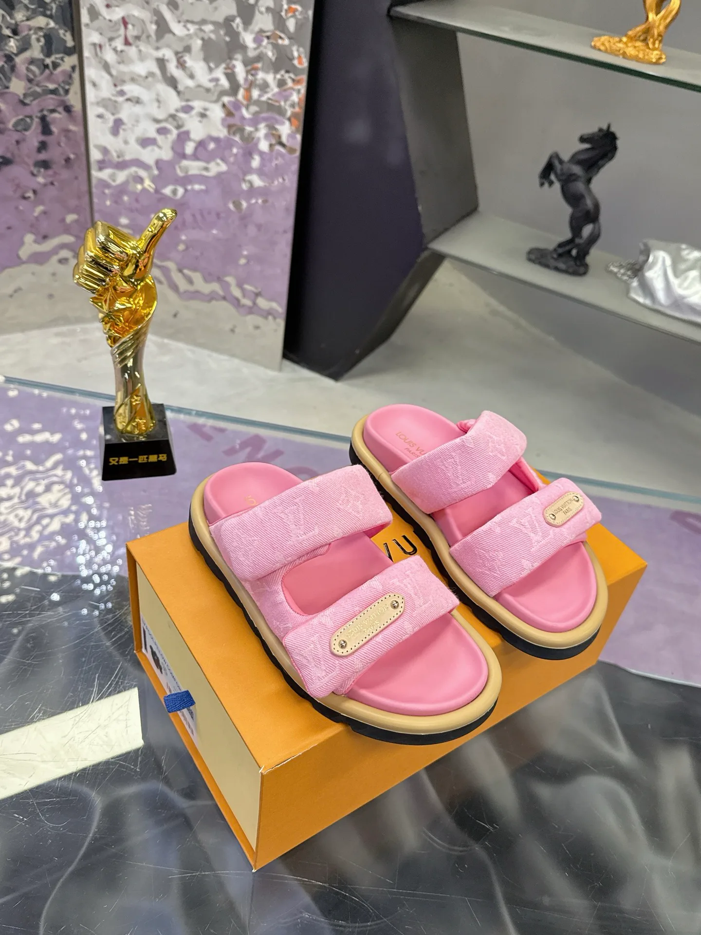 Women's Flip-Flops LOUIS VUITTON 17530465