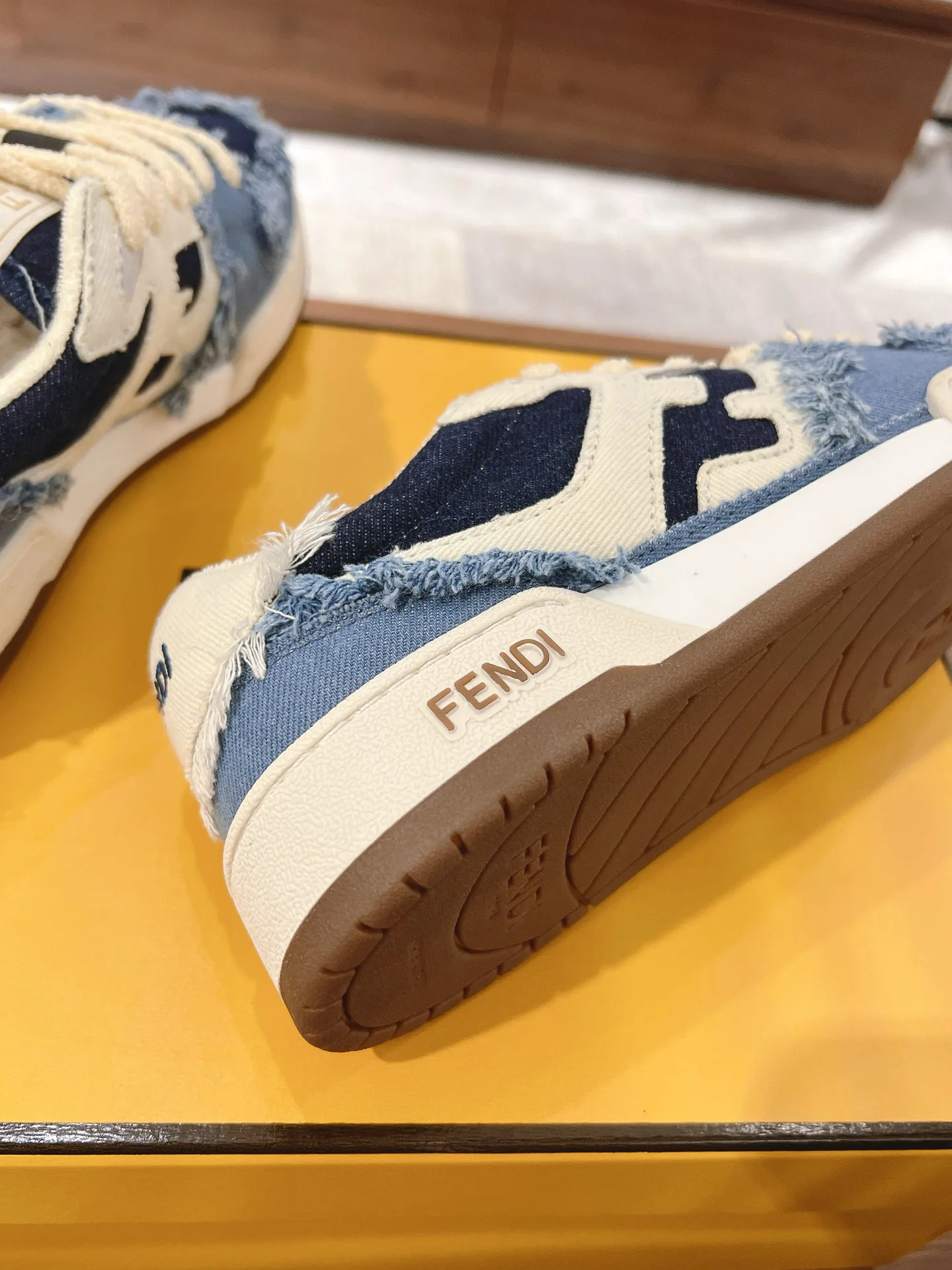 Women's Sneakers FENDI 18219590