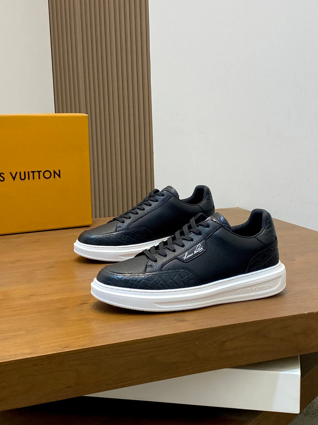 Men's Sneakers LOUIS VUITTON 18555434