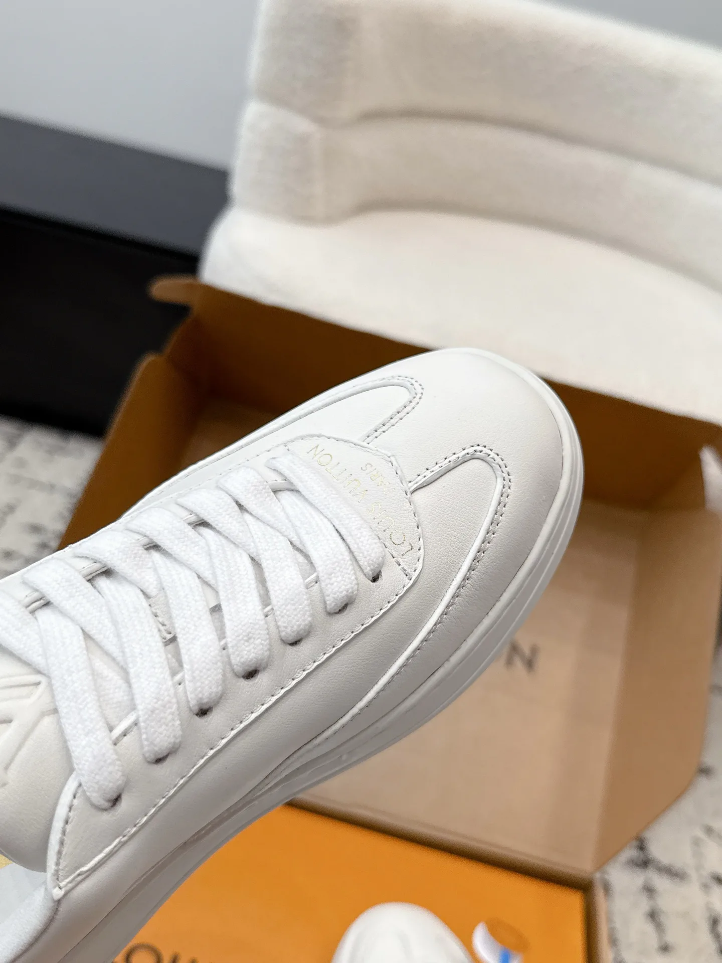 Women's Sneakers LOUIS VUITTON 17615665