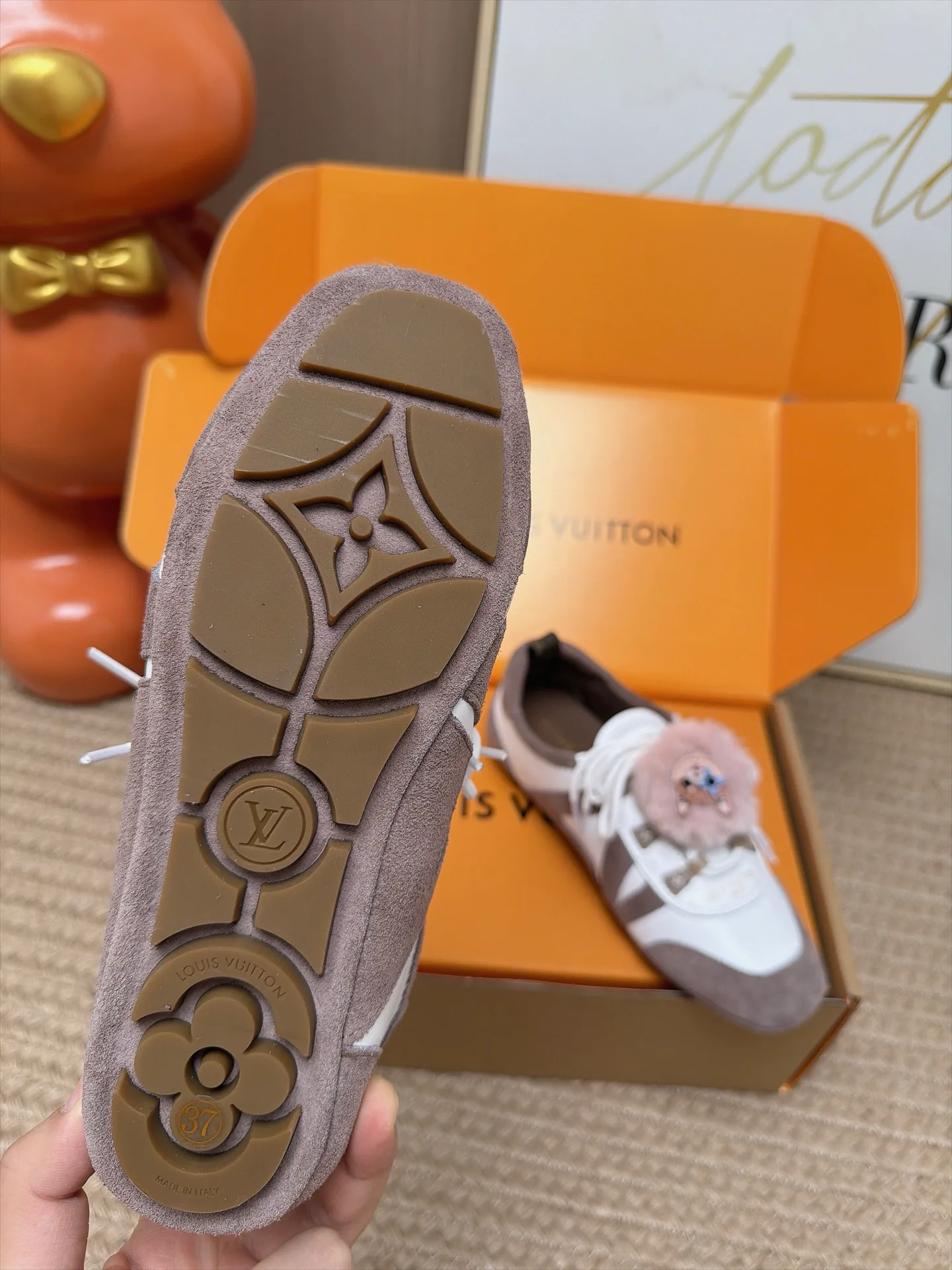 Women's Sneakers LOUIS VUITTON 18063008