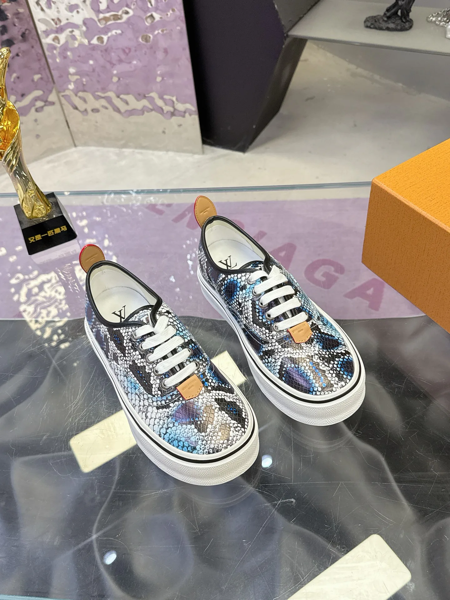 Men's Sneakers LOUIS VUITTON 17930910