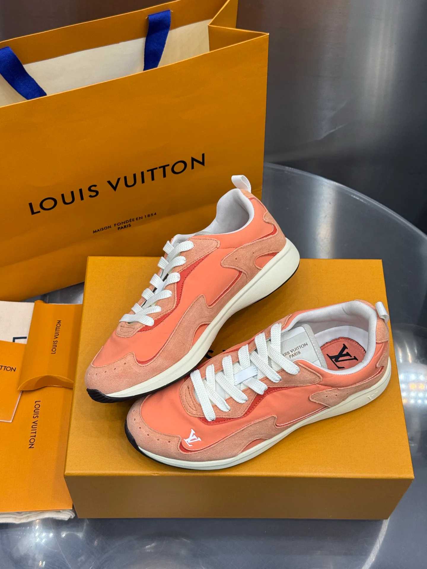Men's Sneakers LOUIS VUITTON 18202639