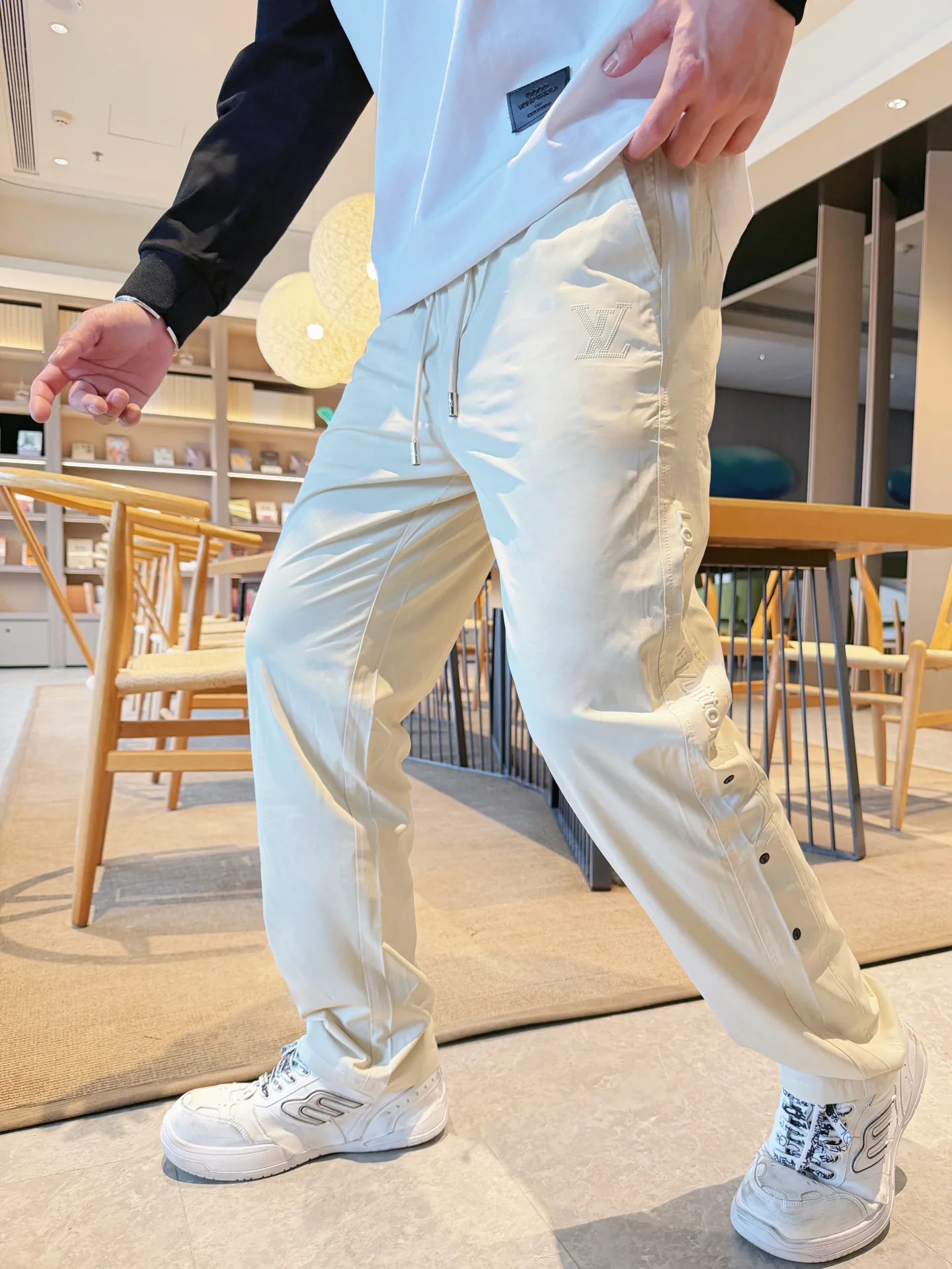 Men's Trousers LOUIS VUITTON 18345818