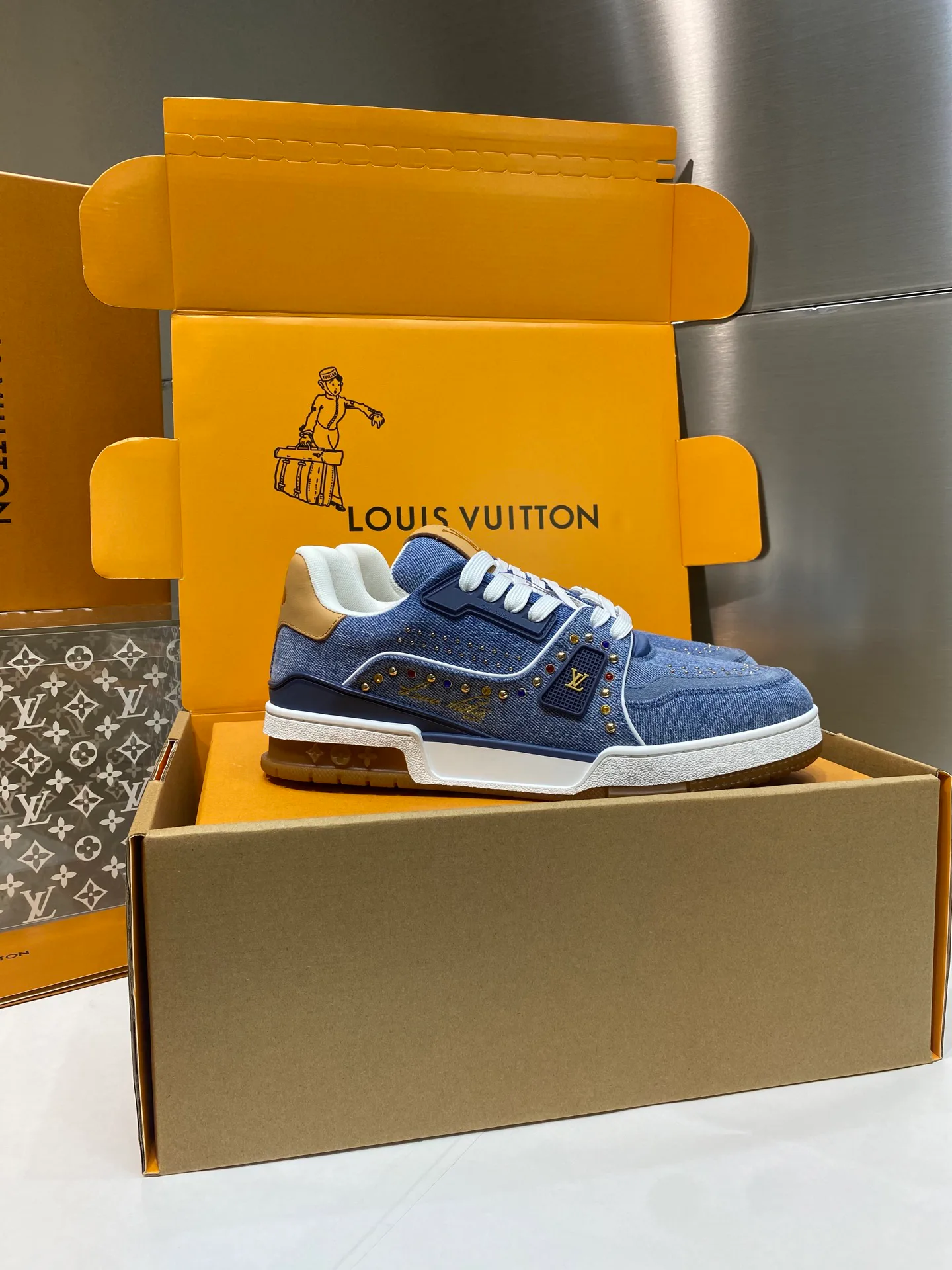Women's Sneakers LOUIS VUITTON 17969006